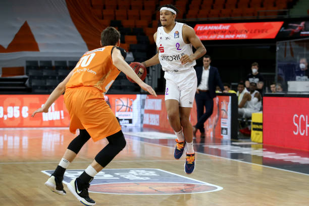 引领女足迈 引领女足迈